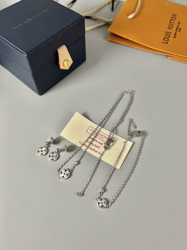 LV Suits 12yxx17 (2)