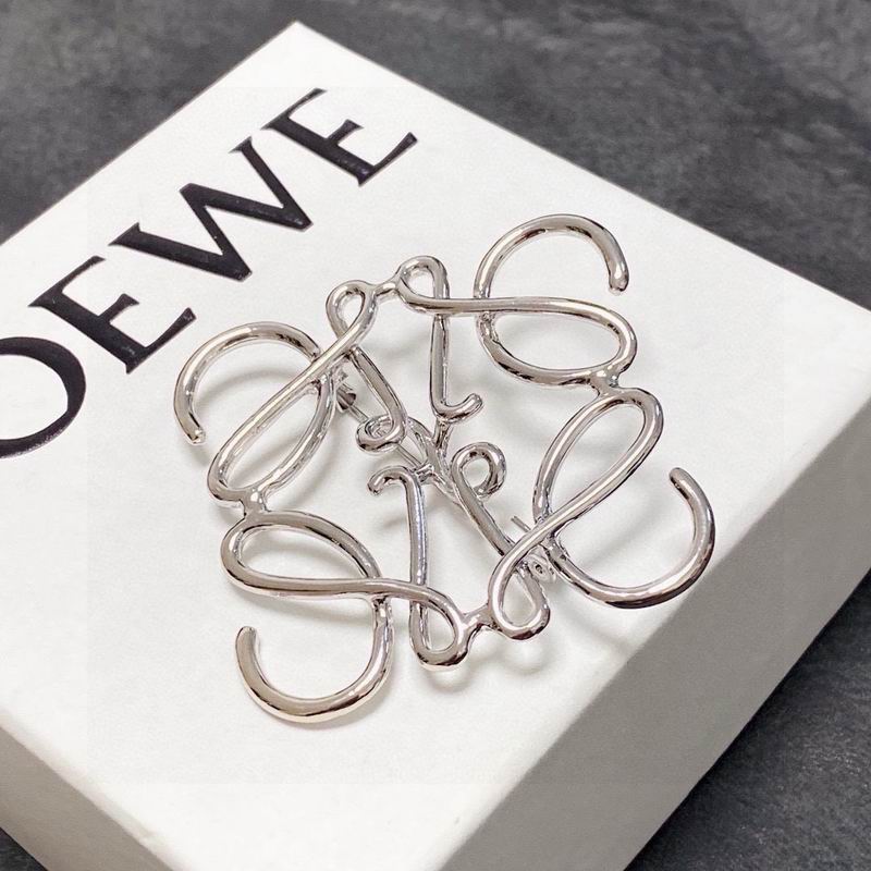Loewe brooch 12yxx02 (3)