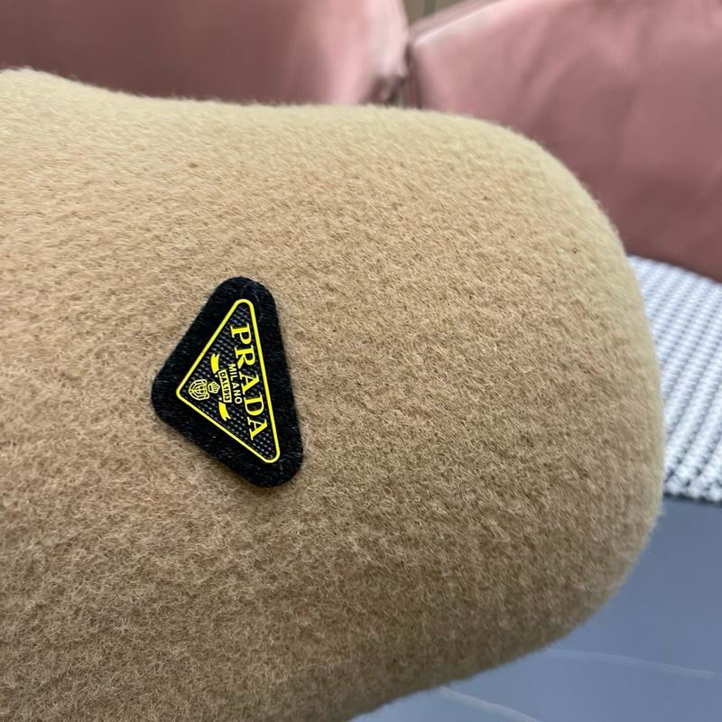 Prada hat (1676)
