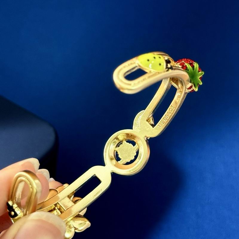 Versace bracelet 12yxx19 (6)