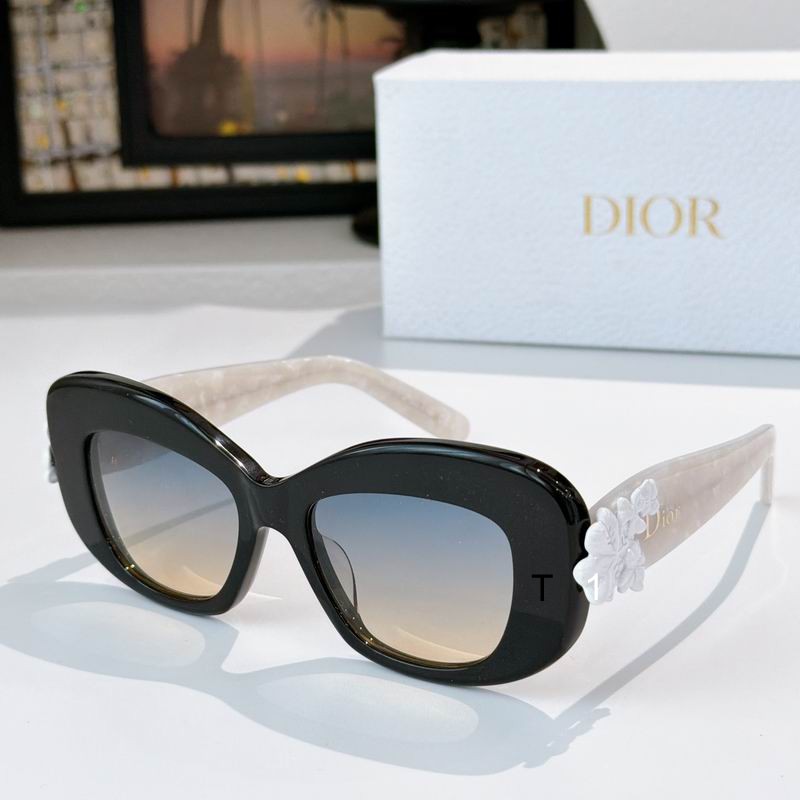 Dior Clover3F 51 18-145 a04