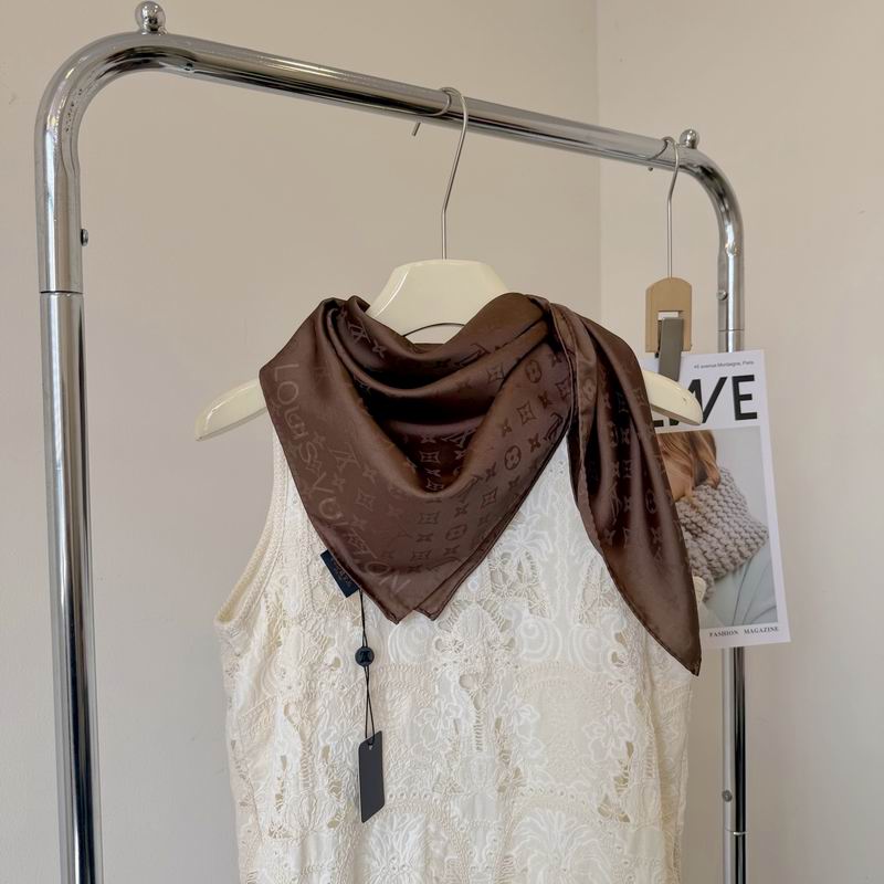 LV silk Scarf 90X90cm E40 (41)