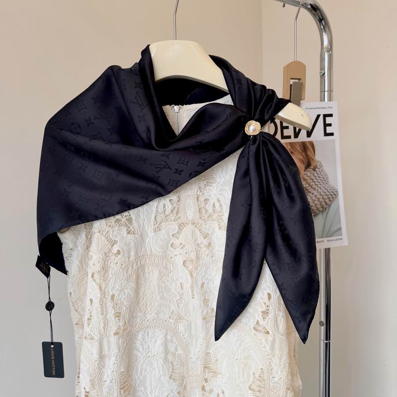 LV silk Scarf 90X90cm E40 (47)