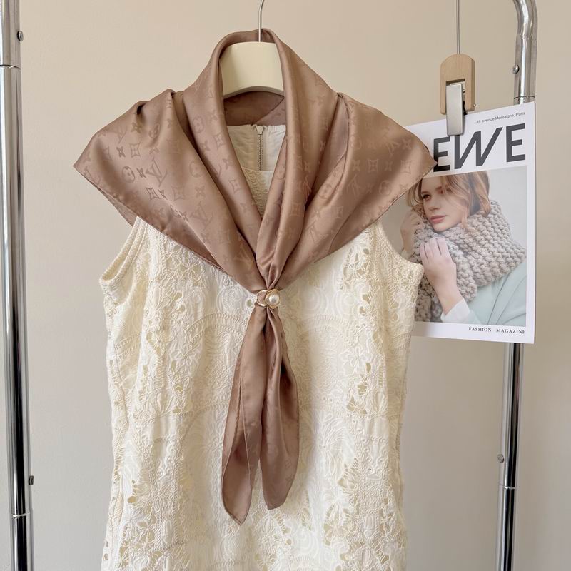 LV silk Scarf 90X90cm E40 (52)