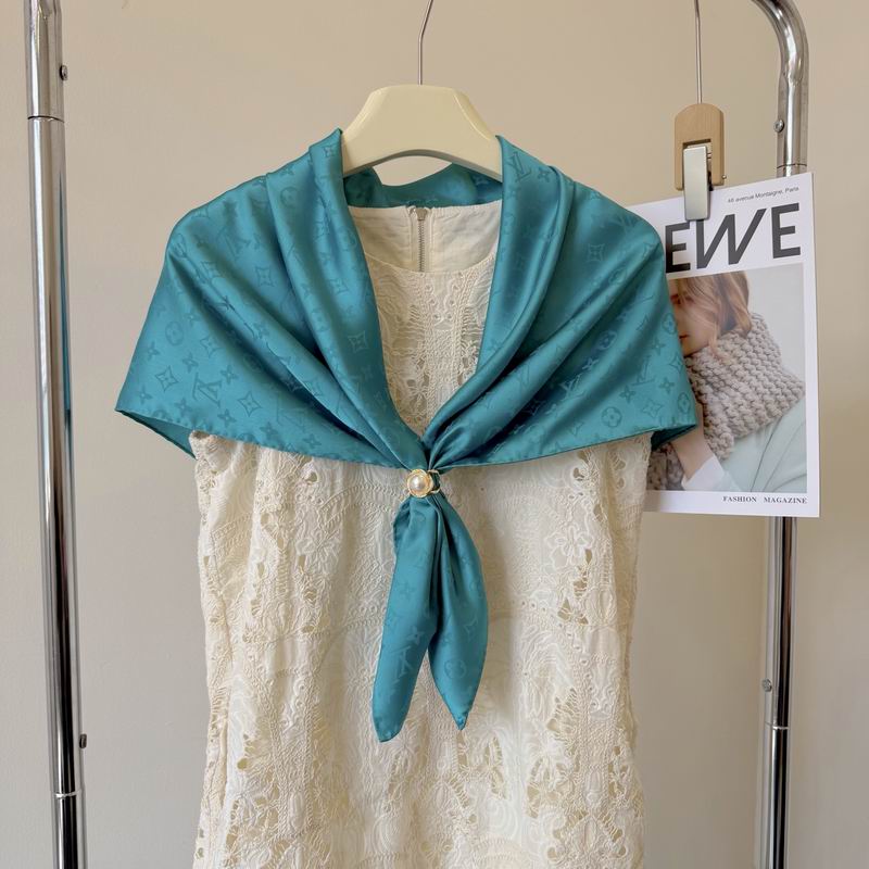 LV silk Scarf 90X90cm E40 (59)