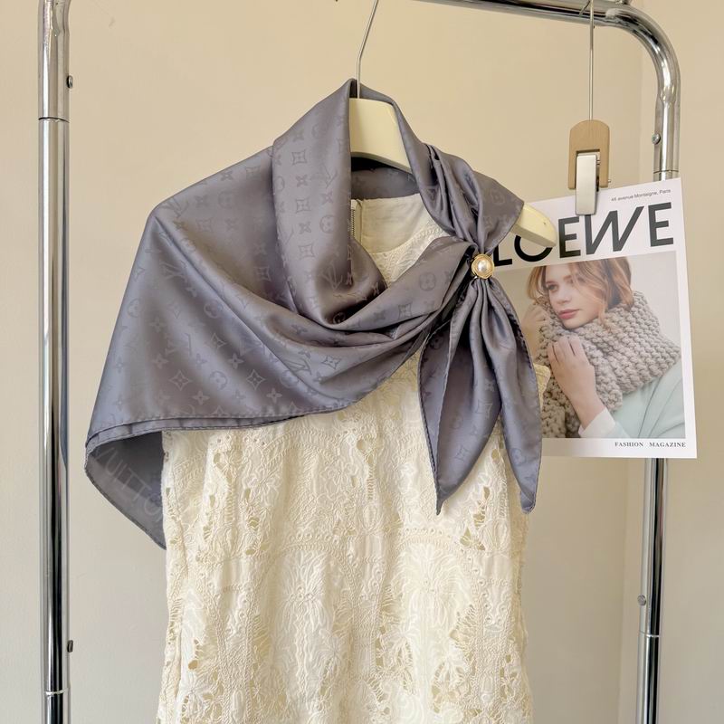 LV silk Scarf 90X90cm E40 (73)