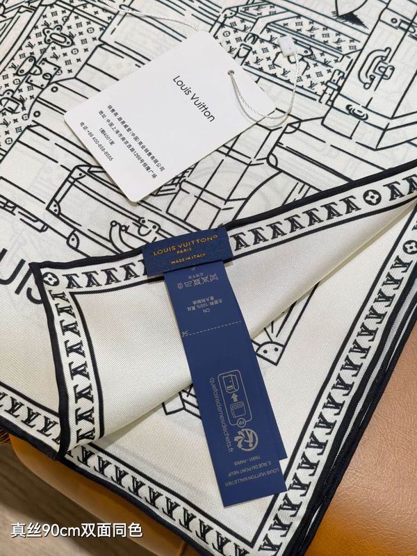 LV silk scarf 90X90cm E14 (3)