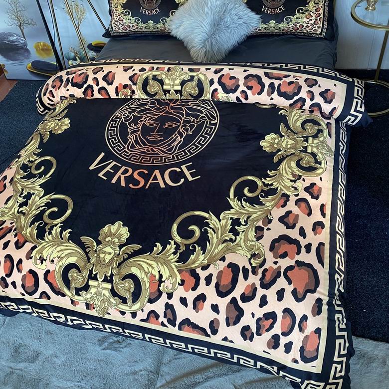 Versace 2.0x2.3m    (5)