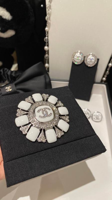 Chanel Brooch 02yxs30 (2)