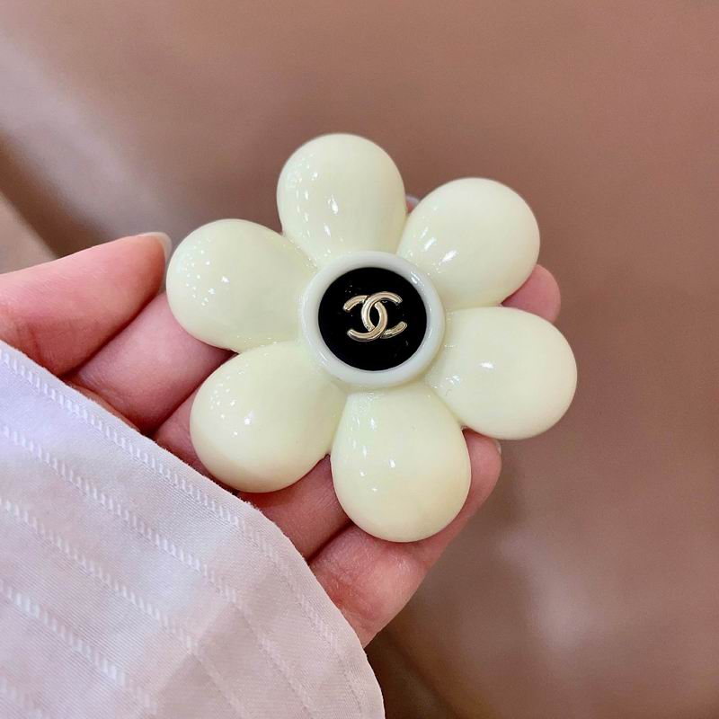 Chanel Brooch 03yxs210 (9)