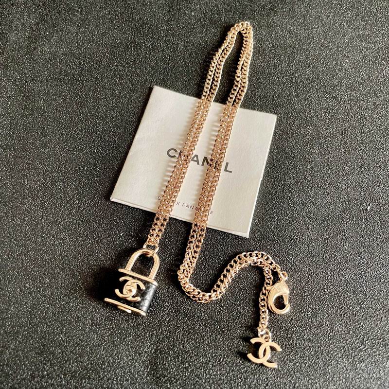 Chanel Suits 03yxs15 (5)