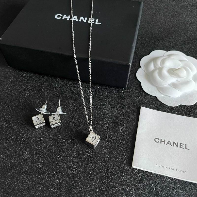 Chanel Suits 03yxs21 (12)