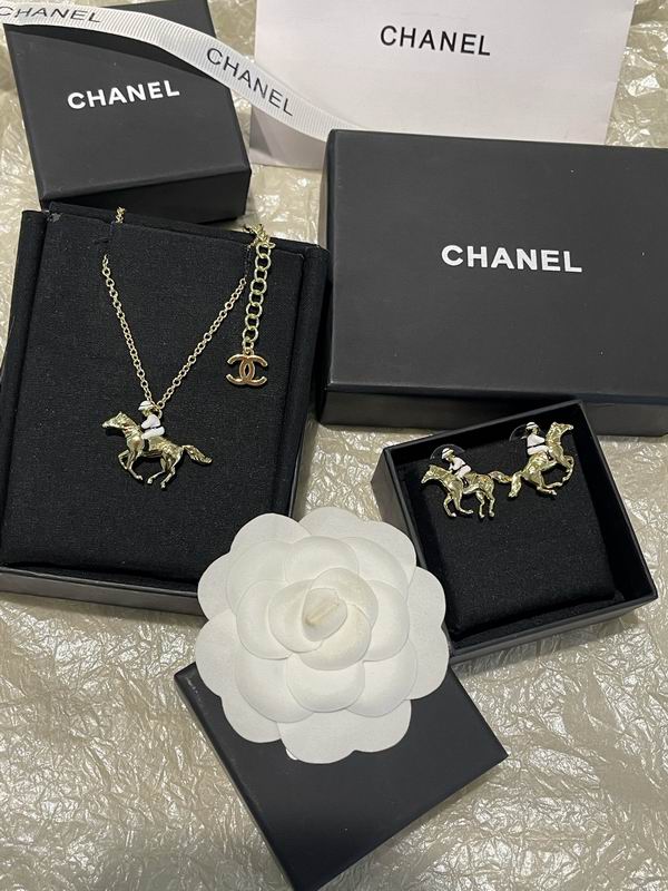 Chanel Suits 03yxs32 (3)