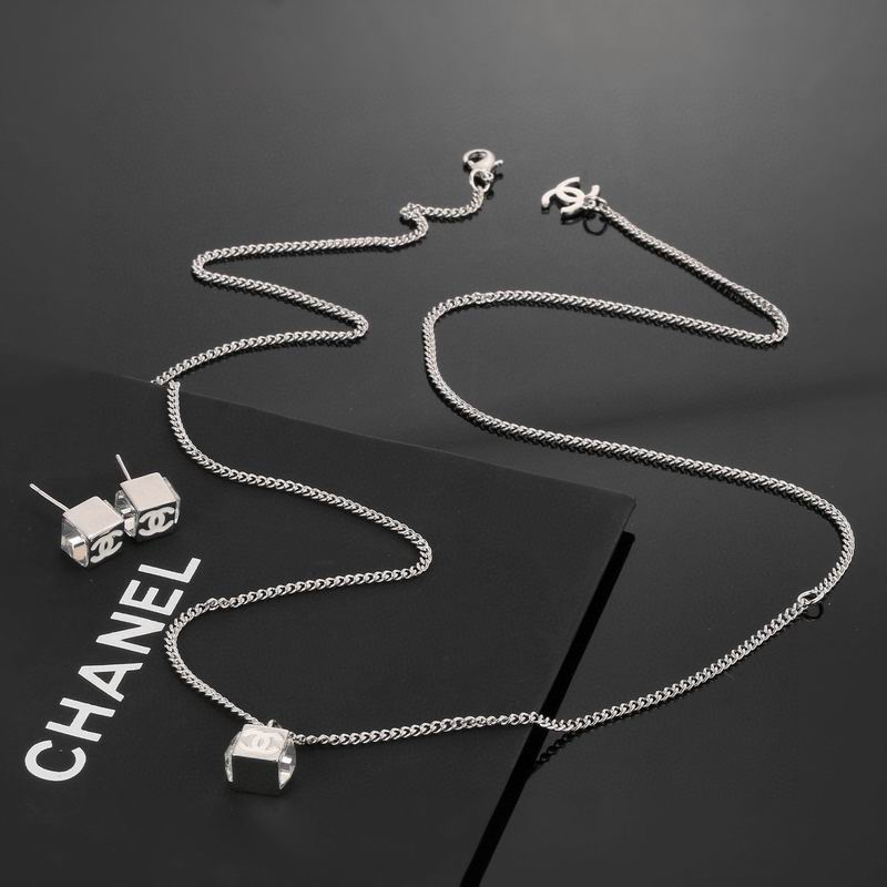 Chanel Suits 04yxs44 (1)