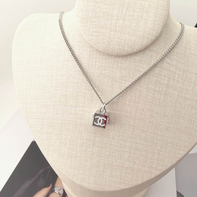 Chanel Suits 04yxs46 (2)