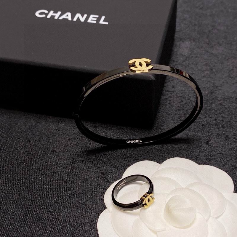 Chanel Suits 04yxs49 (1)
