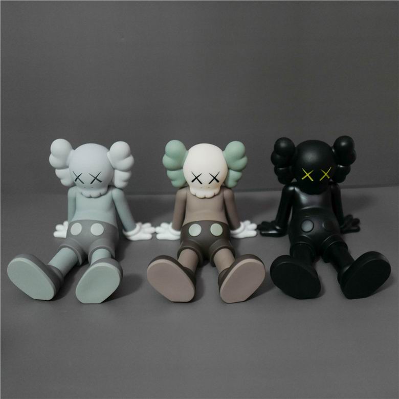 Kaws 13x17x13cm m   (1)