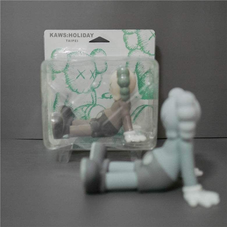 Kaws 13x17x13cm m   (9)