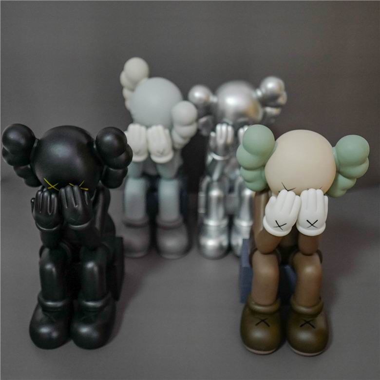 Kaws 14 22 28cm    (1)