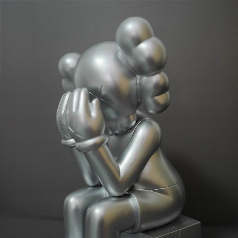 Kaws 14 22 28cm    (6)