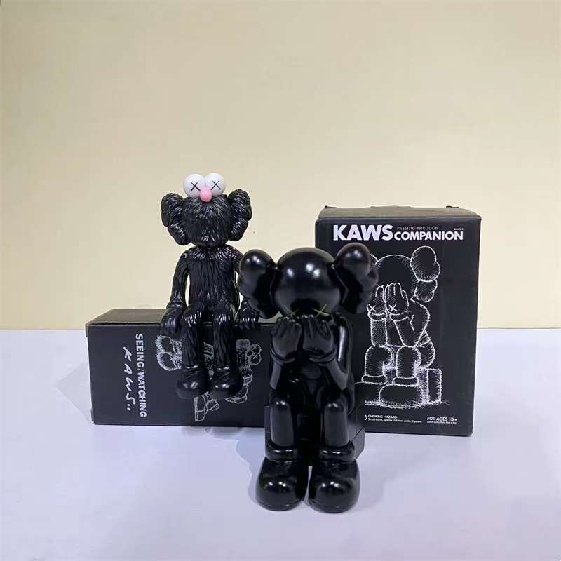 Kaws 8x7x12cm 110g   (3)