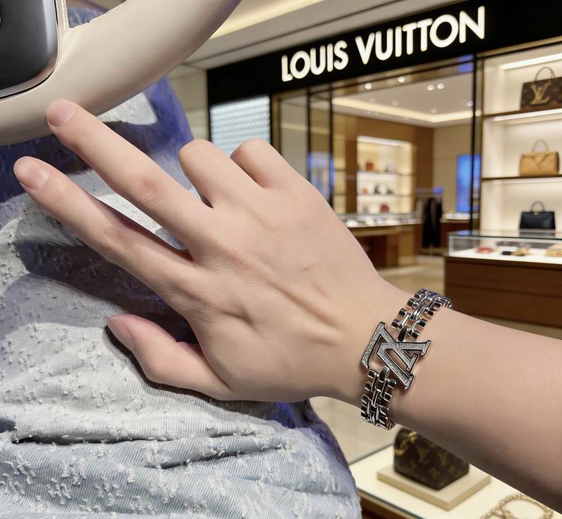 LV Bracelet 02yxs66 (2)