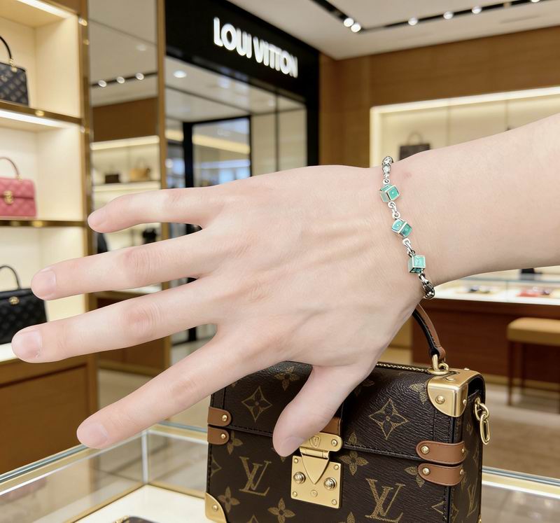 LV Bracelet 02yxs74 (2)