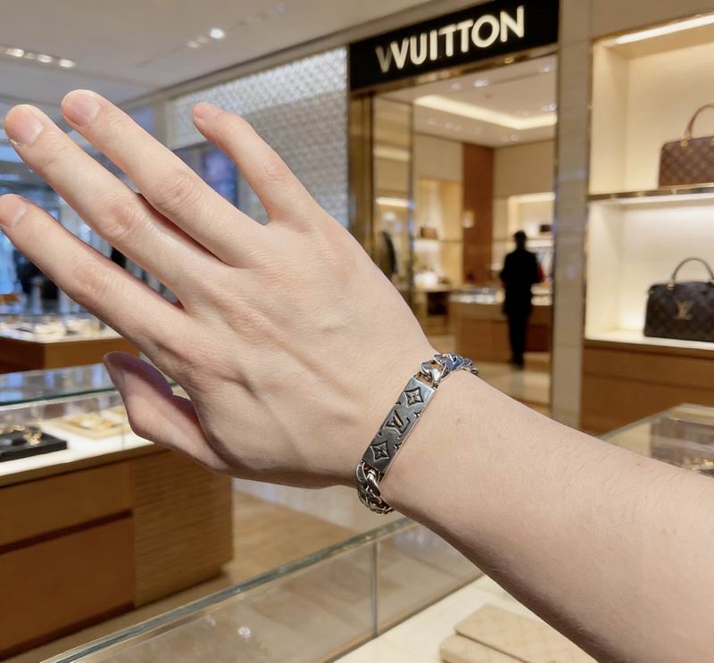 LV Bracelet 02yxs79 (2)