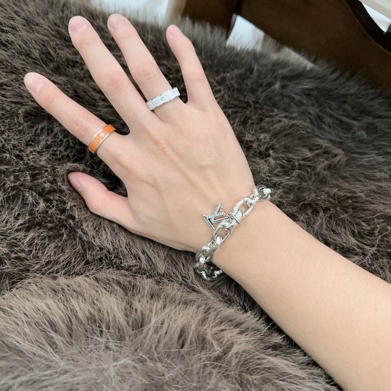 LV Bracelet 04yxs377 (4)