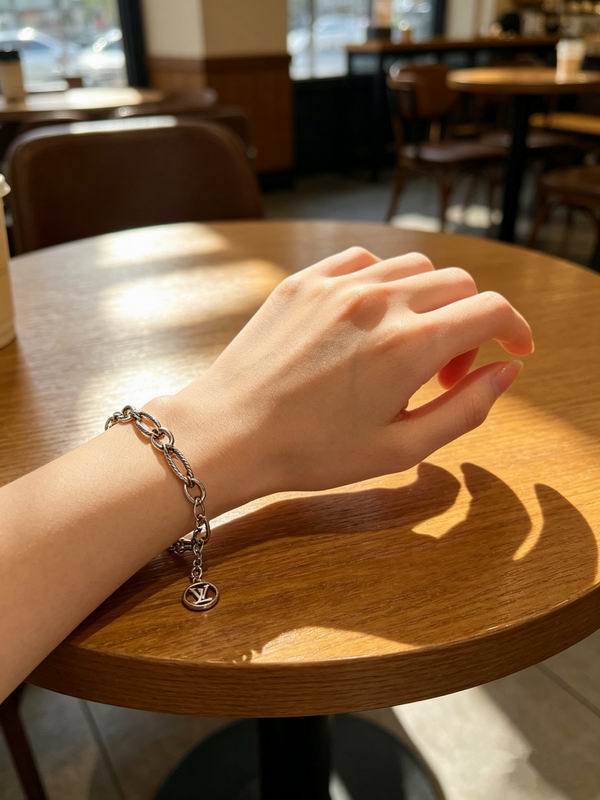 LV Bracelet 04yxs423 (4)