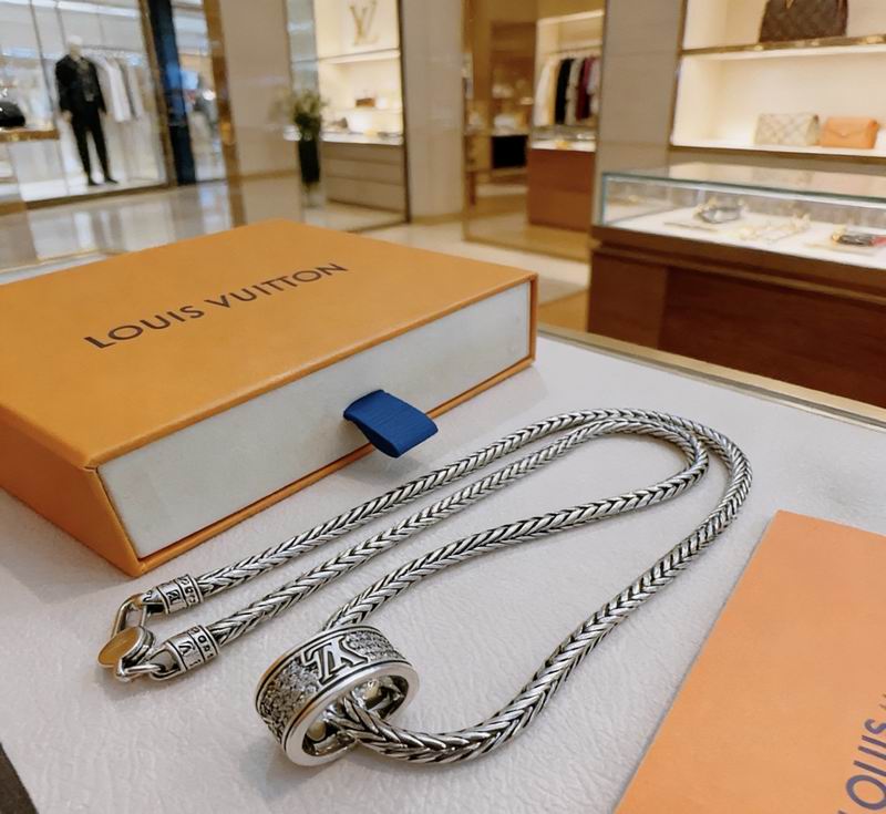 LV Necklace 02yxs67 (2)