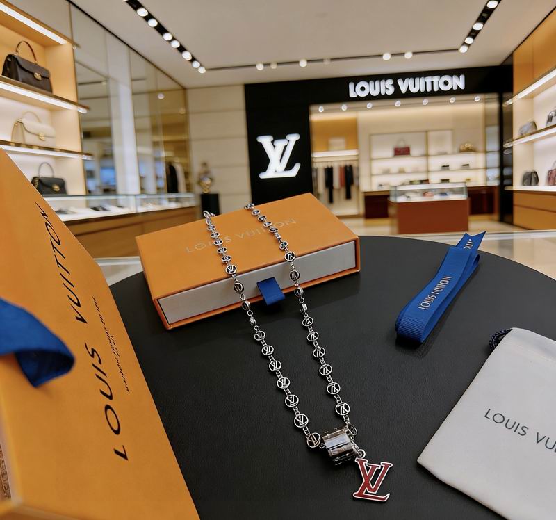 LV Necklace 02yxs77 (2)