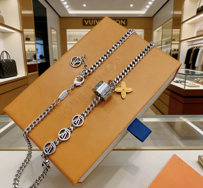 LV Necklace 03yxs193 (3)