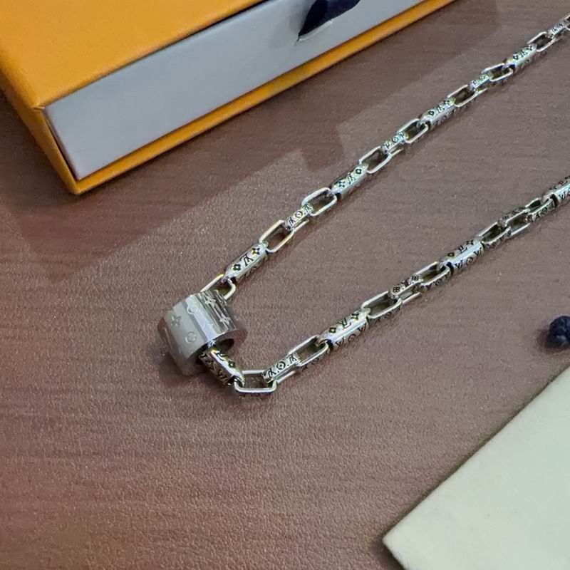LV Necklace 03yxs226 (4)
