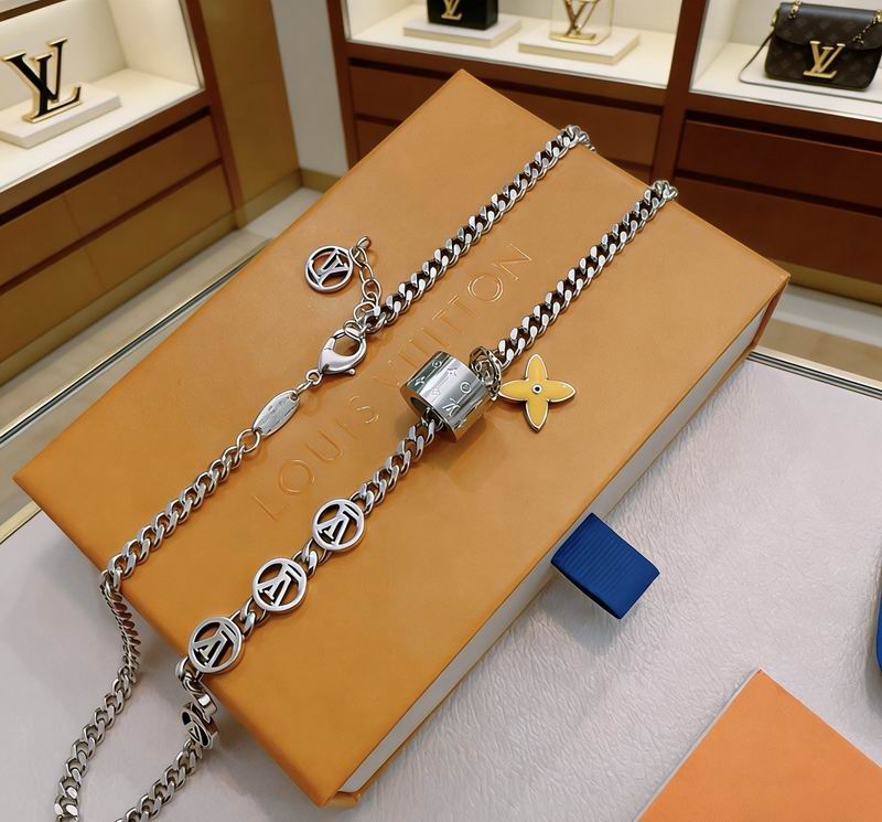 LV Necklace 03yxs247 (3)