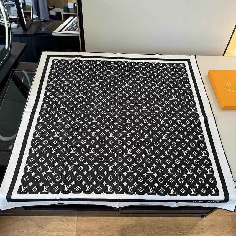LV silk scarf hm (381)