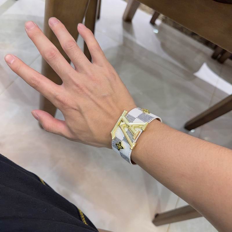 Lv Bracelet 02yxs01 (9)