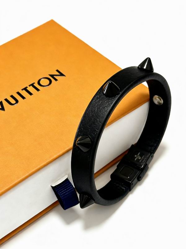 Lv Bracelet 02yxs17 (3)