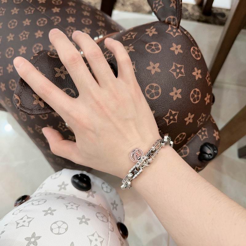 Lv Bracelet 02yxs23 (4)