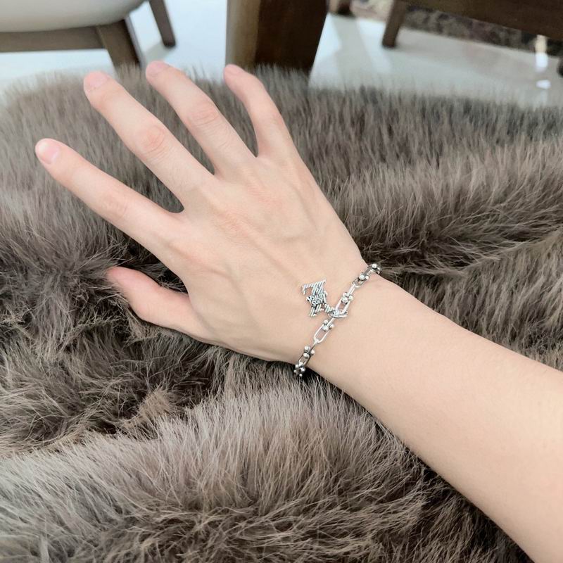 Lv Bracelet 02yxs24 (4)