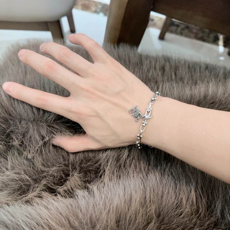 Lv Bracelet 02yxs24 (7)