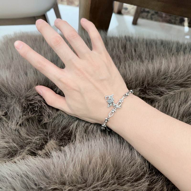 Lv Bracelet 02yxs24 (9)