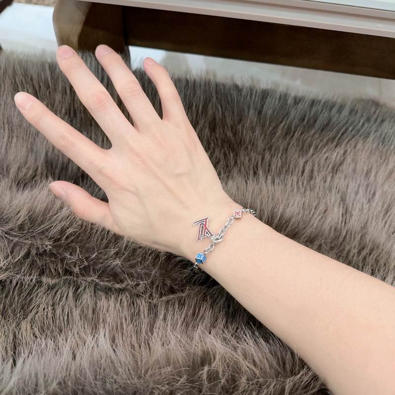 Lv Bracelet 02yxs28 (9)
