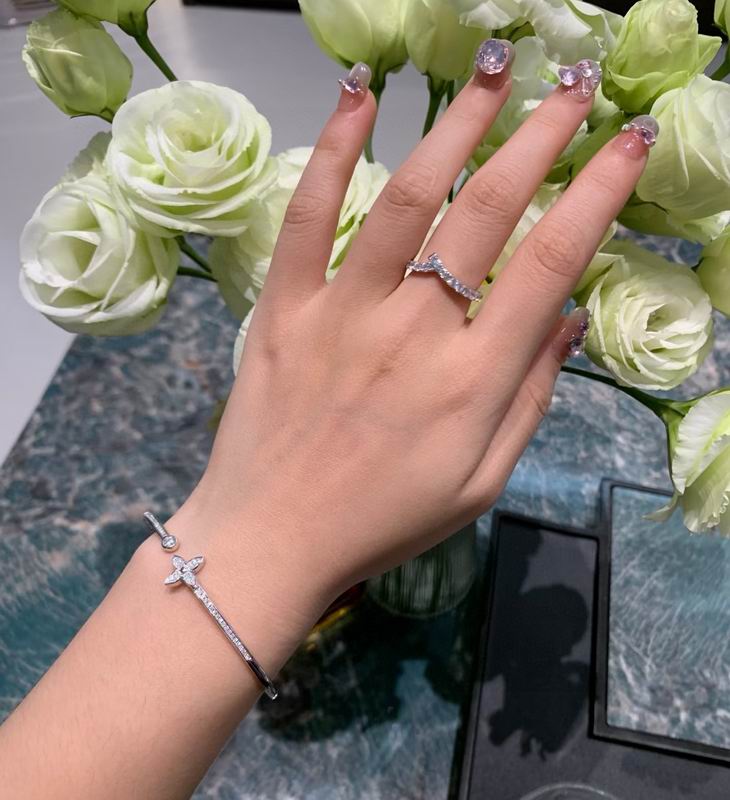 Lv Bracelet 02yxs34 (4)