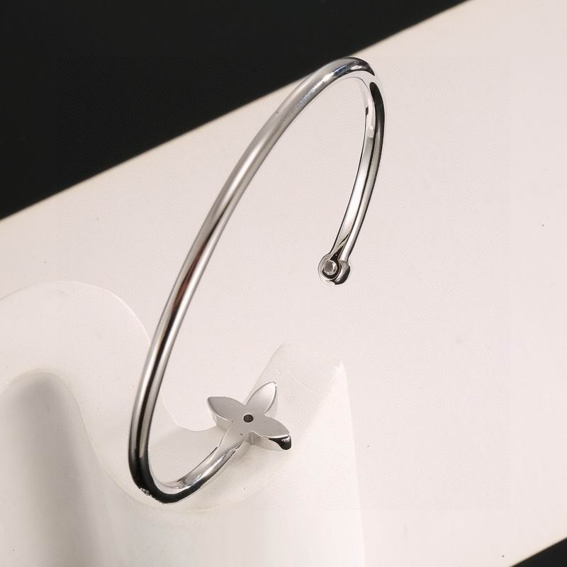 Lv Bracelet 02yxs34 (7)