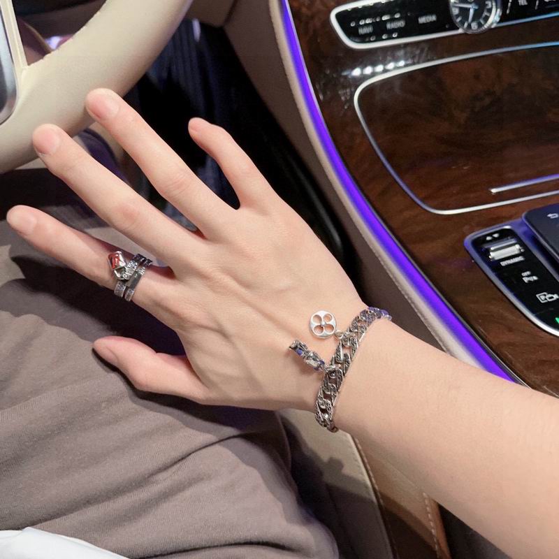 Lv Bracelet 02yxs37 (3)