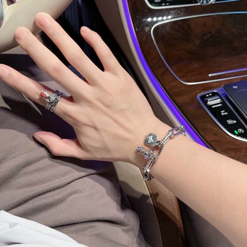 Lv Bracelet 02yxs38 (4)