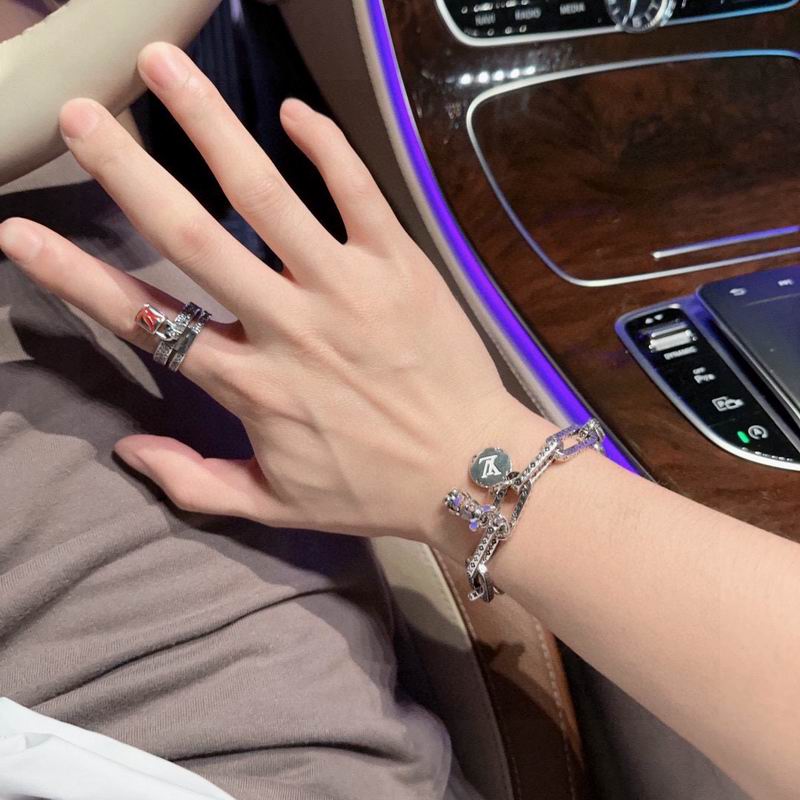 Lv Bracelet 02yxs38 (9)