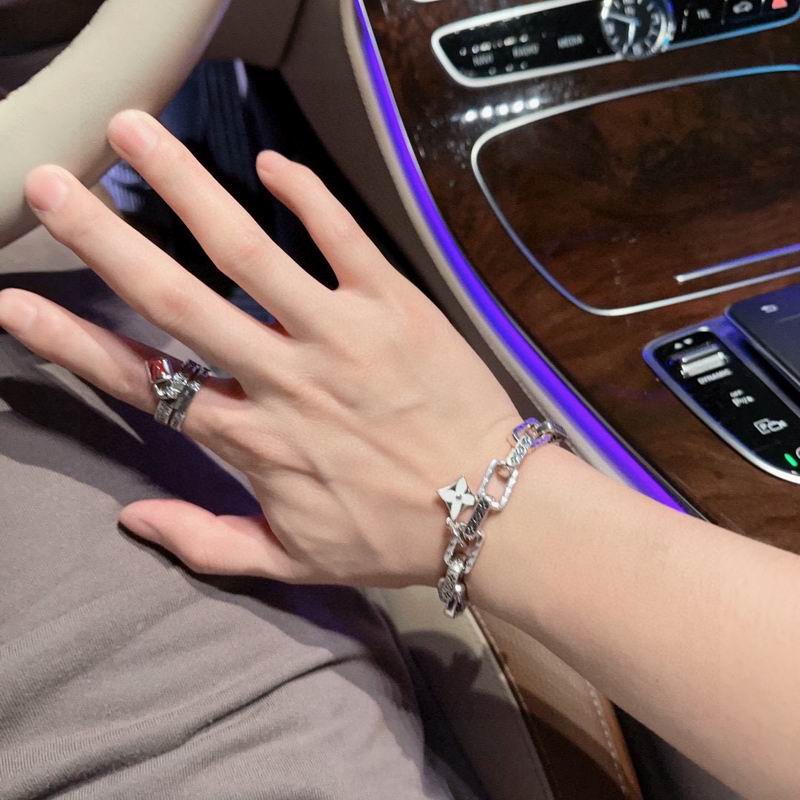 Lv Bracelet 02yxs39 (3)