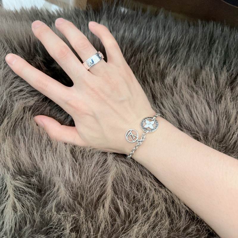 Lv Bracelet 02yxs54 (9)